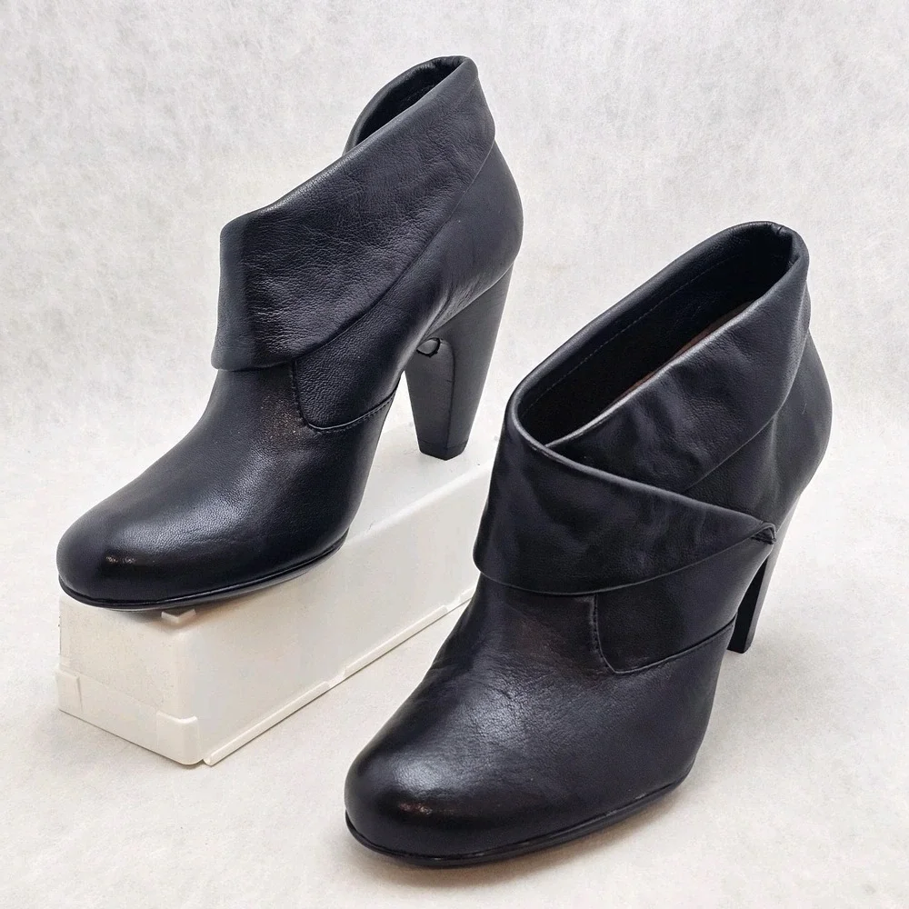 NWOB Sofft Freeda Black Leather Foldover  Slip On Heeled Ankle Booties  Sz 9.5